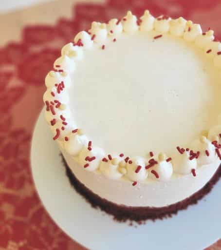 Gâteau rouge velours, format 6 parts Découvrez notre gâteau rouge velours masqué de crème au beurre à la vanille pour 6 parts