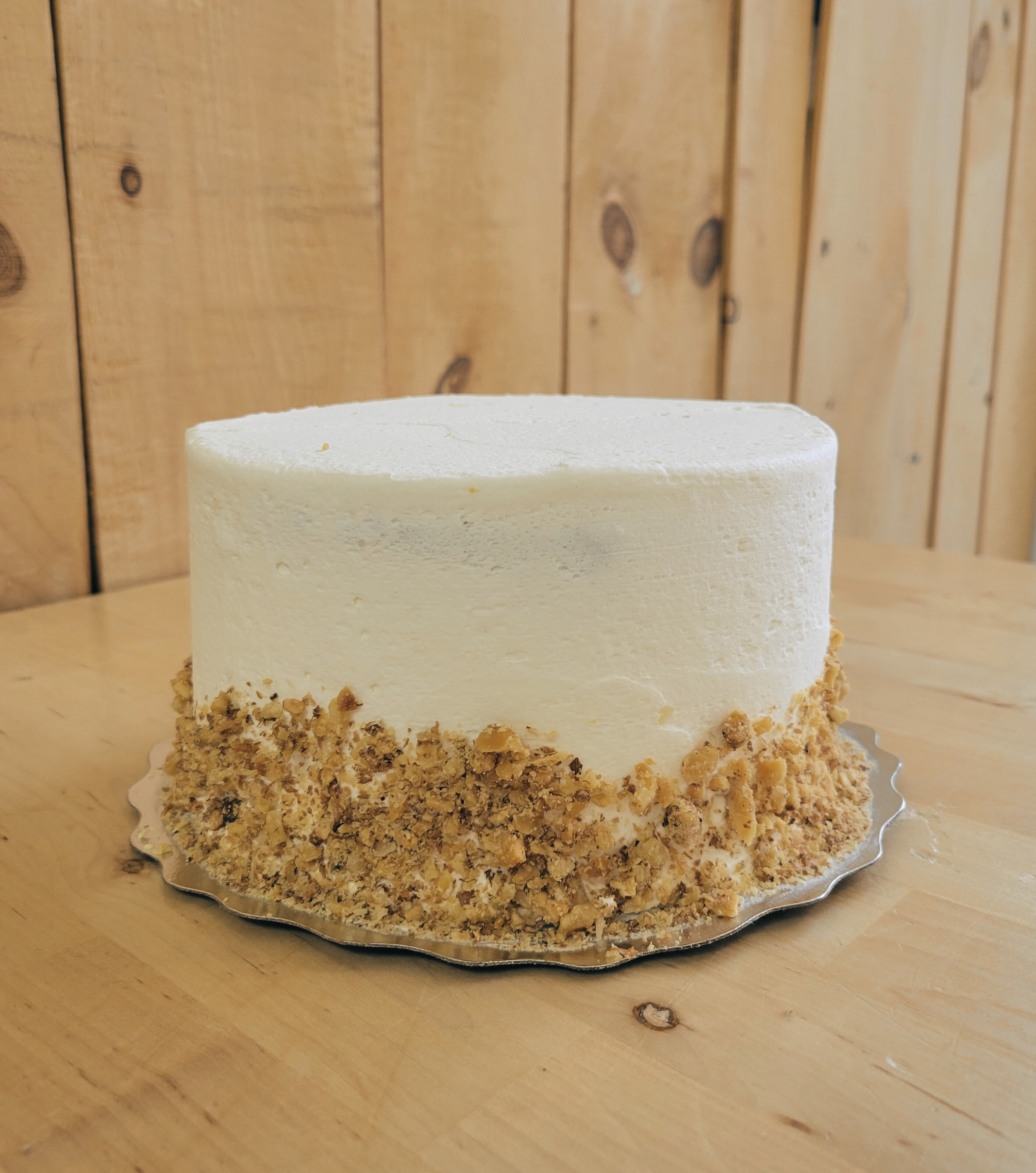 Le meilleur gâteau à la carotte de Montréal / 8 parts Gâteau à la carotte rustique composé de trois étages de notre célèbre gâteau à la carotte, garnis de mousse au fromage à la crème et d’un confit d’ananas vanillé. Le tout est recouvert d’une crème au beurre au fromage à la crème et d’une bordure de noix de Grenoble rôties.