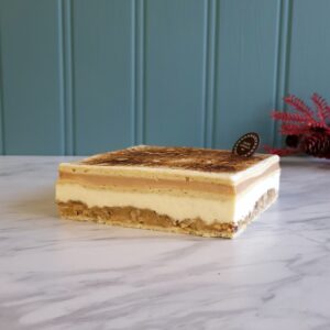 Découvrez notre entremet pralin vanille avec sa croute de pâte d'amande caramélisée.