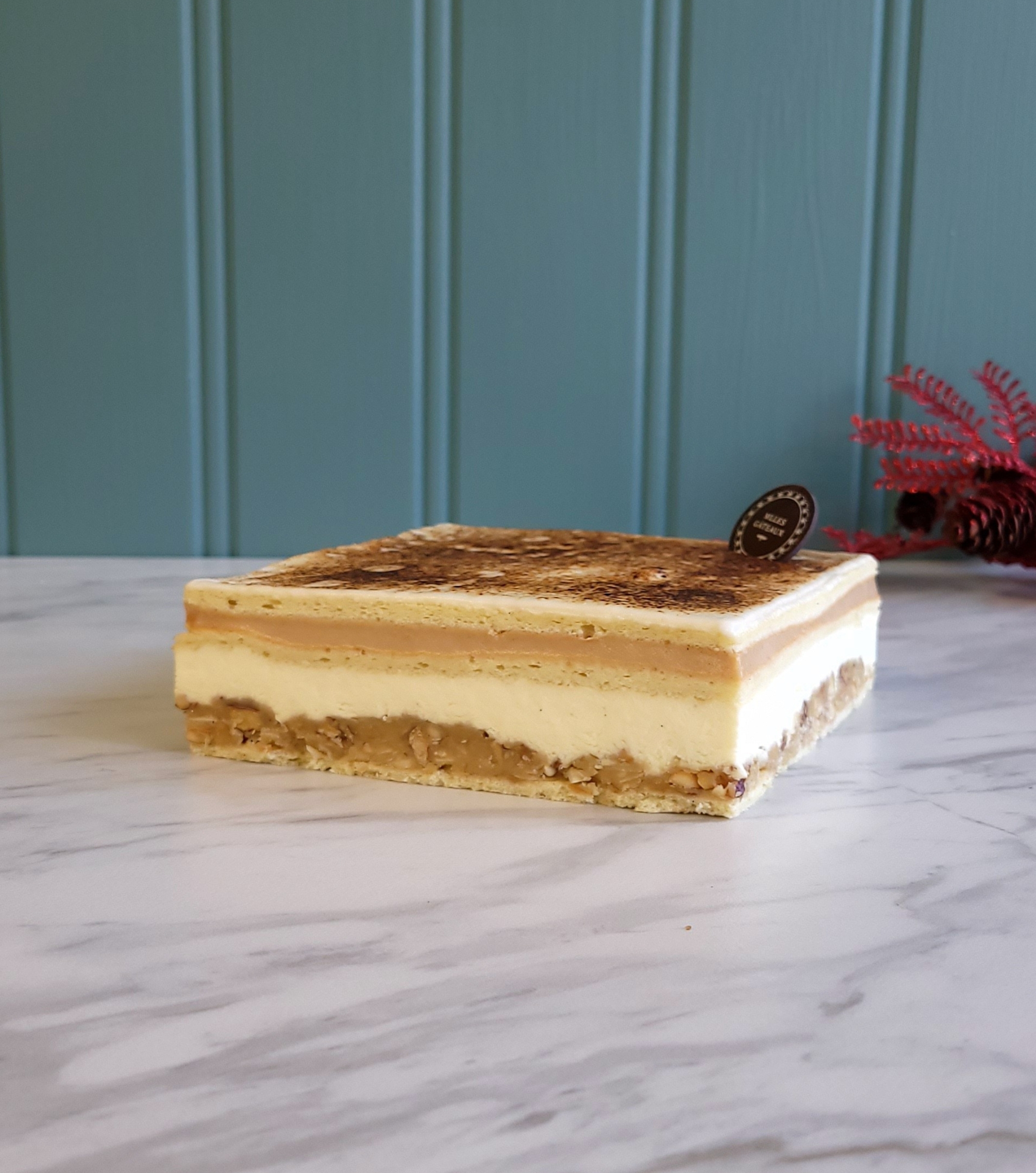 Pralin vanille 6 parts Découvrez notre entremet pralin vanille avec sa croute de pâte d'amande caramélisée.